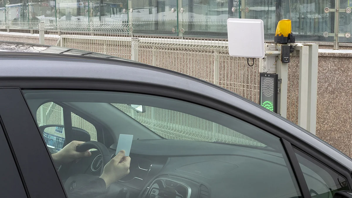 Access control installation - HID card reader on commercial door